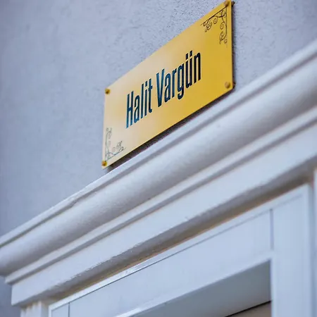 Halit Varguen 3.floor * Istanboel